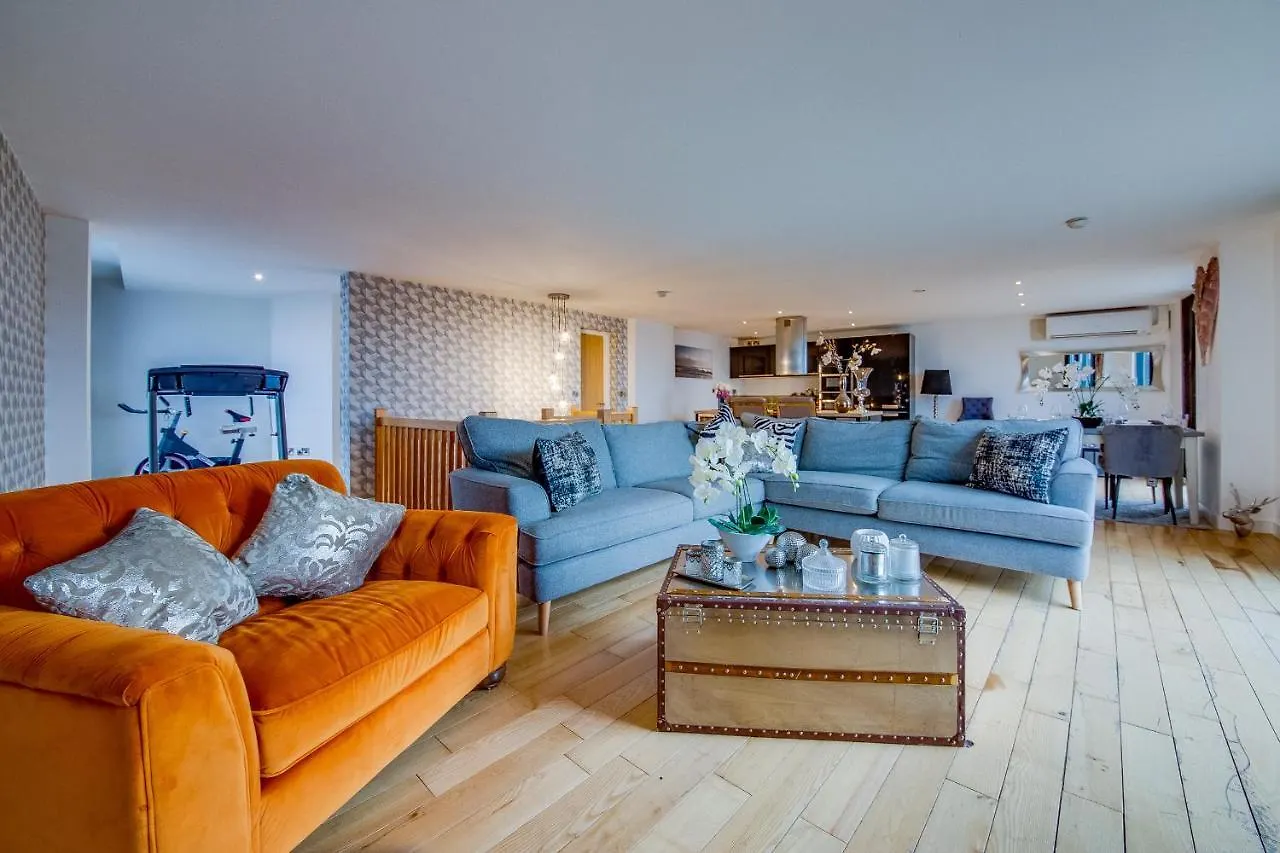 Spacious 3-Bed Penthouse With City Sky Line Views Sheffield Appartement